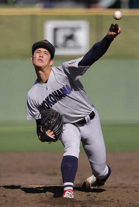 健大高崎対横浜　力投する横浜・奥村頼（撮影・野上伸悟）