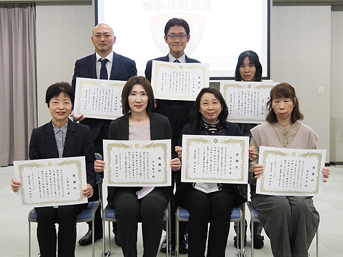 感謝状を受けた7人（前列左から、土屋さん、仲谷さん、安井さん、塩見さん。後列左から、塚本さん、荒木さん、吉川さん）