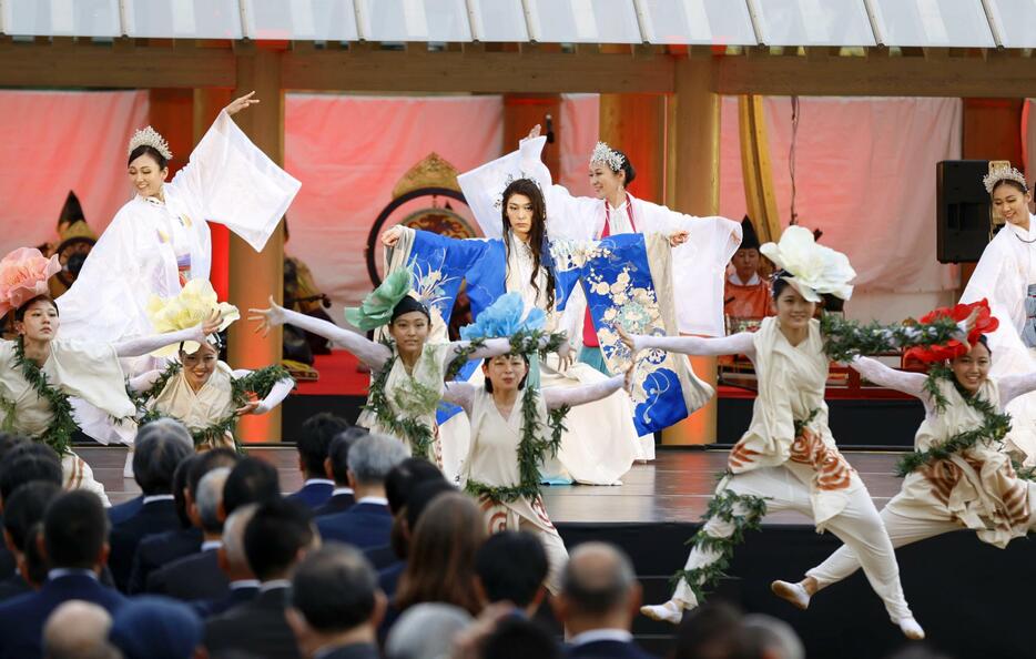 「多賀城」の創建1300年を祝う記念式典で披露された、創建当時をほうふつとさせる舞踊＝1日午後、宮城県多賀城市