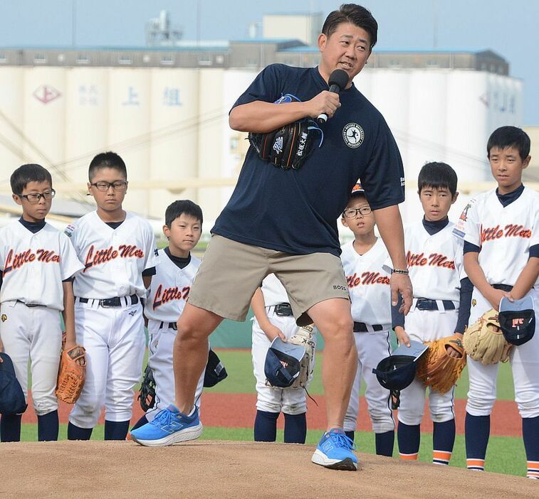 マウンドの傾斜を使って子どもたちを指導する松坂大輔さん