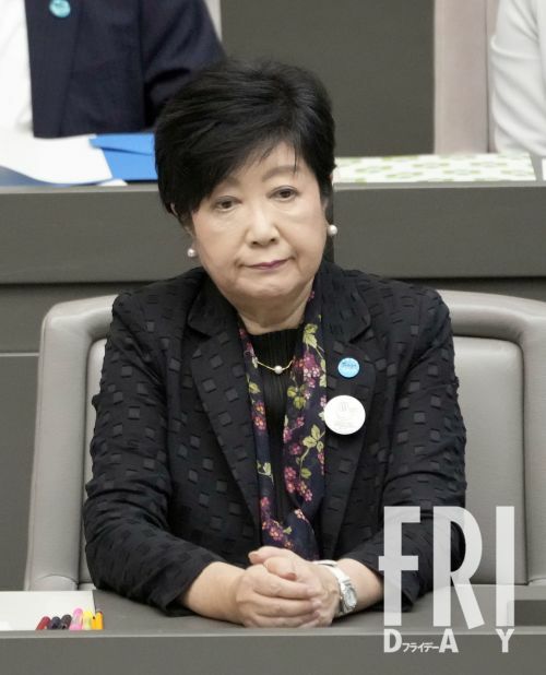 11月の東京都議会定例会に出席した小池百合子知事。３期目の公務に奔走するなか、２期目の「退職金満額受給」について都議の間で疑問の声が上がっているという