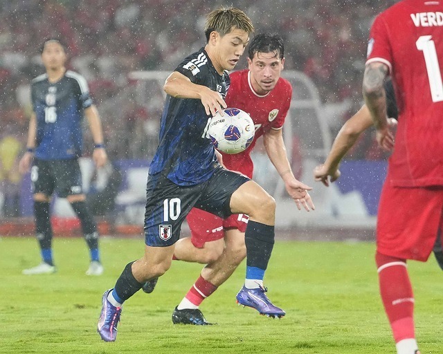 堂安は単独突破できるタイプではない。相性の良い久保とセットで使いたい。（C）SOCCER DIGEST