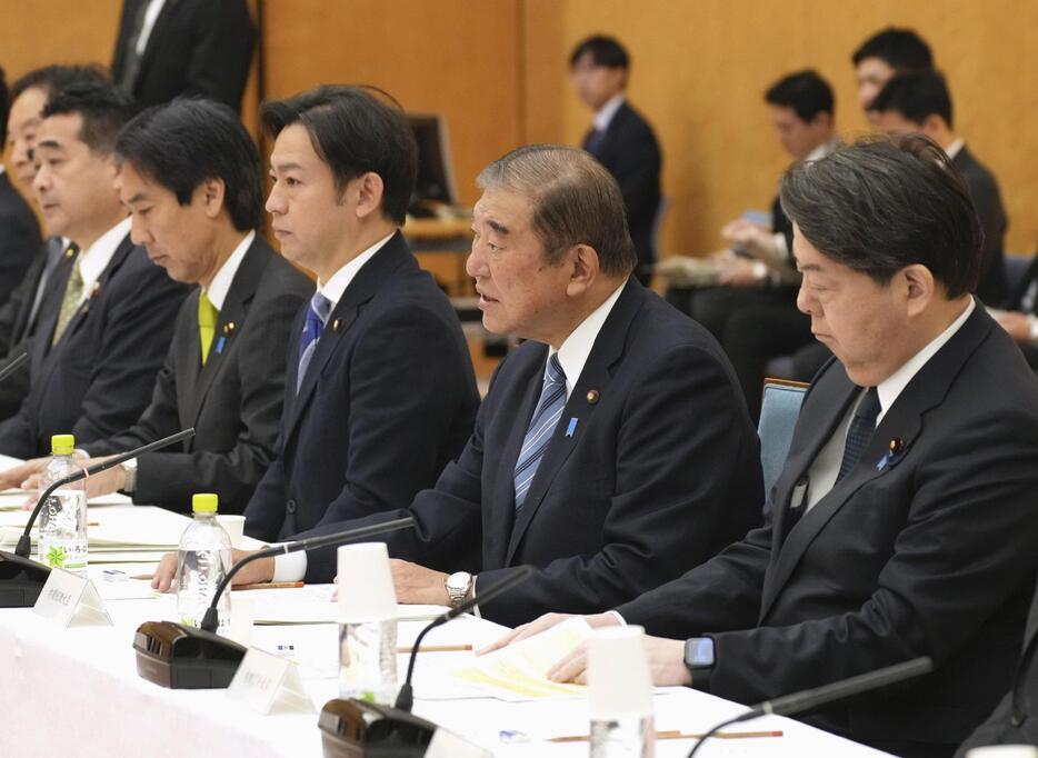 認知症施策推進本部の会合で発言する石破首相（右から2人目）＝29日午前、首相官邸