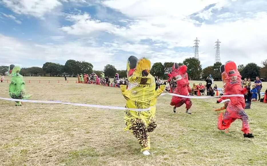 全力で駆け抜けるティラノサウルスたち＝昨年１０月２９日、東京都江東区の大島小松川公園（日本ティラノサウルス競技連盟提供）