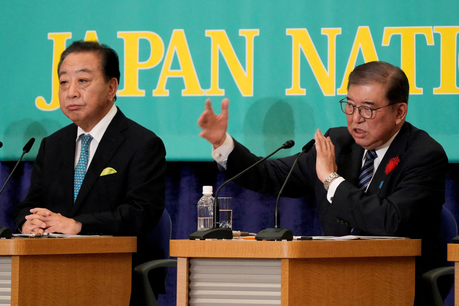 　１１月１１日　衆議院本会議で１１日午後、首相指名選挙が行われ、１回目の投票では決着がつかず、石破茂首相（写真右）と立憲民主党の野田佳彦代表（写真左）による決選投票が行われることになった。写真は１０月１２日に都内で代表撮影（２０２４年　ロイター）