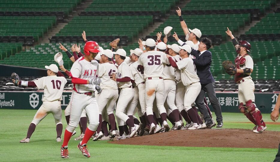 優勝を決めマウンドで喜ぶ福岡大ナイン（撮影・西田忠信）