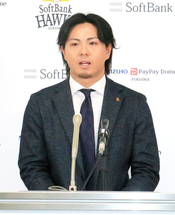 １００万円アップの１４００万円で契約更改したソフトバンク・佐藤直樹（カメラ・田中　昌宏）