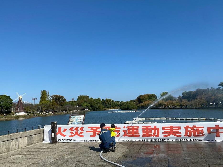 浮間舟渡駅の目の前の大きな浮間ヶ池と風車が特徴の浮間公園で放水体験