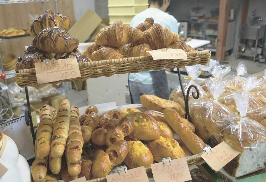 店には約30～40種のパンが並ぶ＝美祢市秋芳町岩永