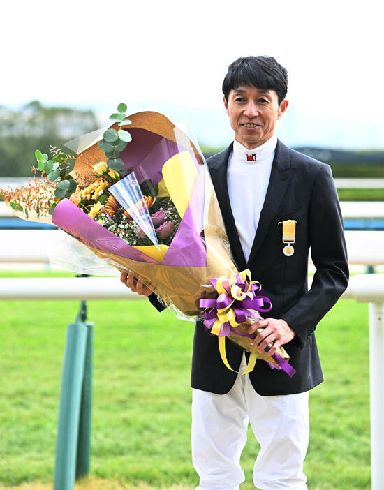 黄綬褒章を受賞し花束を贈られた武豊騎手（撮影・和賀正仁）