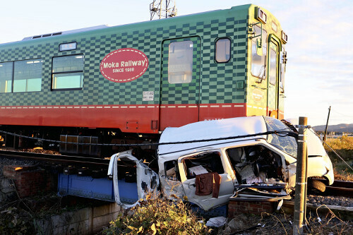 真岡鉄道の普通列車が衝突し、大破した軽乗用車（２３日、栃木県真岡市八條で）