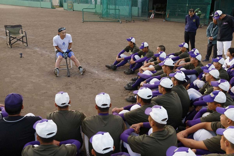 愛工大名電高野球部を指導するイチローさん