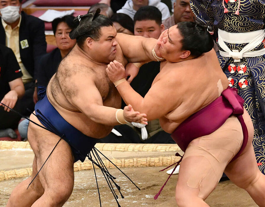 大相撲九州場所8日目　御嶽海（右）を攻める高安（撮影・岩下翔太）