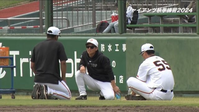 オコエ瑠偉選手、秋広優人選手と話す巨人の松本哲也コーチ(画像:日テレジータス)