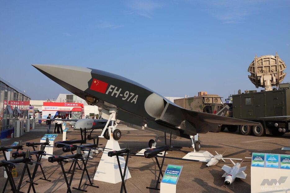 無人戦闘機「FH-97A」の模型。こうした有人戦闘機と連携する無人戦闘機は「忠実な僚機（ロイヤル・ウィングマン）」と呼ばれ日本やアメリカでも研究が進んでいる（筆者撮影）