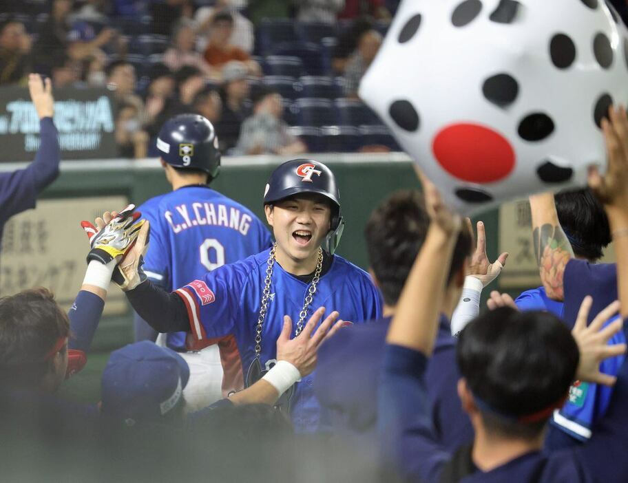 七回、岳東華の適時打で生還しベンチに迎えられる台湾・江坤宇＝東京ドーム（撮影・萩原悠久人）