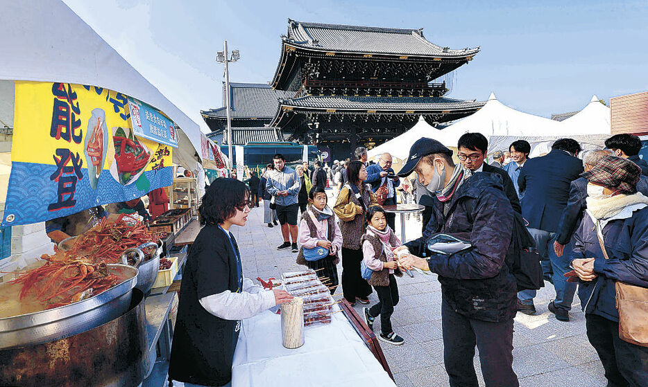 カニ汁を買い求める人たち＝２２日午前１１時１５分、京都市の東本願寺前