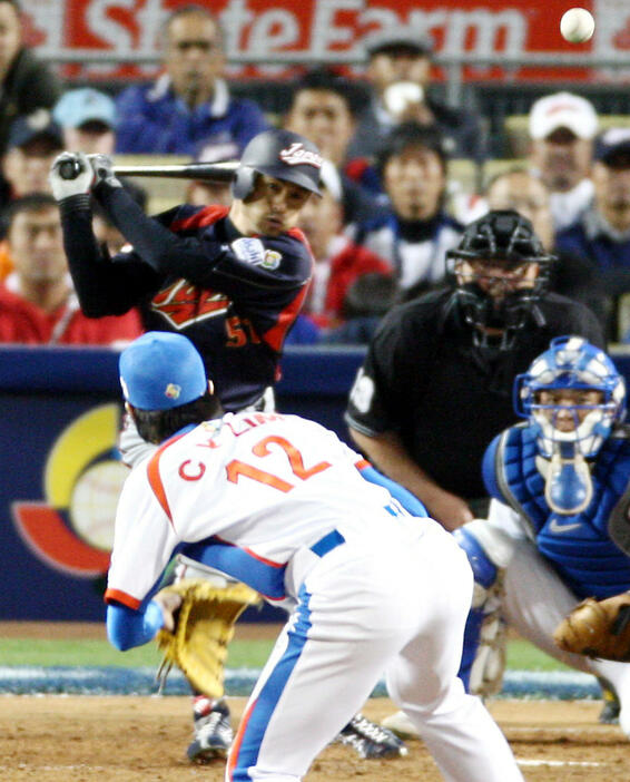 第2回WBC決勝　韓国対日本　10回表2死二、三塁、イチローは左中間に勝ち越し適時打を放つ（2009年3月23日撮影）