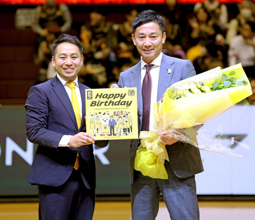 フォトセッションを行う仙台・志村社長（左）とBリーグ・島田チェアマン