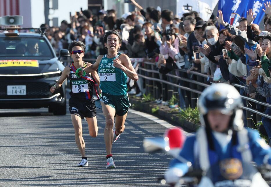 ２区、競り合う青学大の鶴川正也（右）と創価大の吉田響（代表撮影）