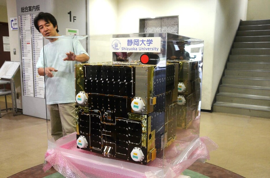 静岡大工学部が開発した超小型人工衛星STARS－Xを紹介する能見公博教授＝2023年9月、浜松市中央区の同大浜松キャンパス