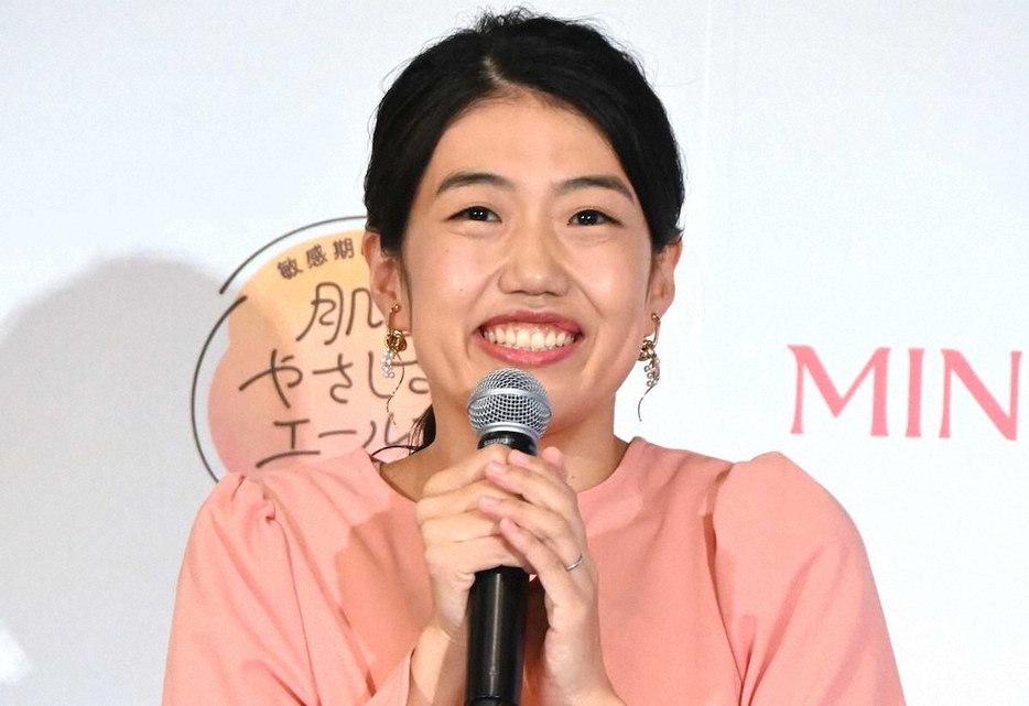 ファンの声援に笑顔の横澤夏子（撮影・小渕　日向子）