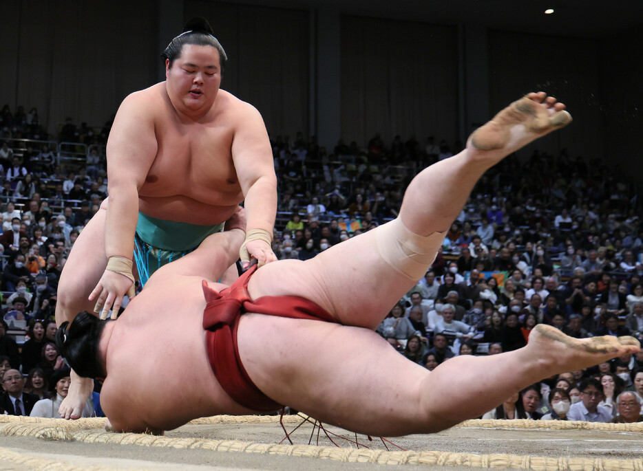 大相撲九州場所１３日目。トップで並ぶ２大関が１敗を守った。豊昇龍は新大関の大の里にとったりで逆転勝ちし、琴桜（写真奥）は隆の勝を退けた＝２２日、福岡国際センター