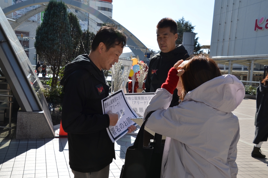 署名の呼びかけに協力する市民＝豊橋駅前で