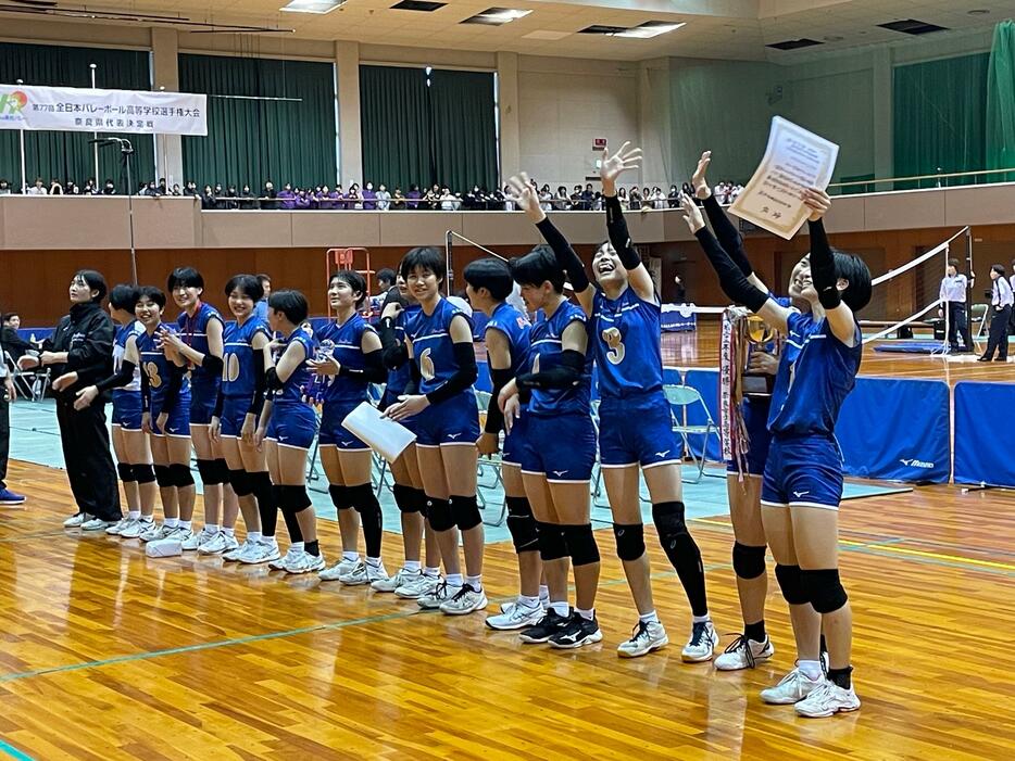 優勝を決めた後、応援団に挨拶する奈良県女子の代表校・奈良文化の選手たち