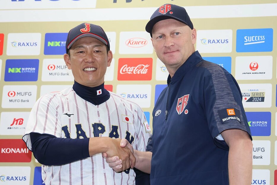 握手する侍ジャパン・井端弘和監督とチェコ代表・パベル・ハジム監督