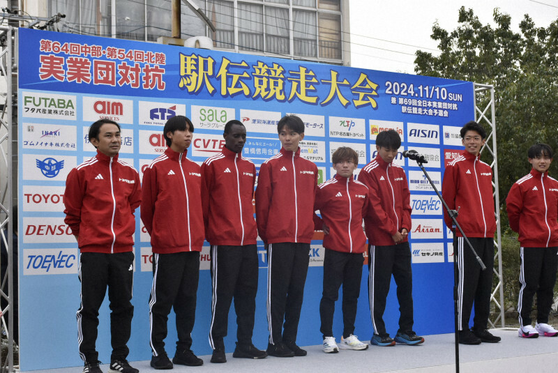 優勝して表彰式に臨む羽生拓矢選手（右から4番目）らトヨタ紡織の選手たち＝愛知県田原市で2024年11月10日、高橋広之撮影