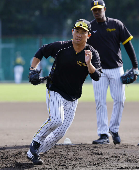 ノックを受ける阪神桐敷（撮影・藤尾明華）