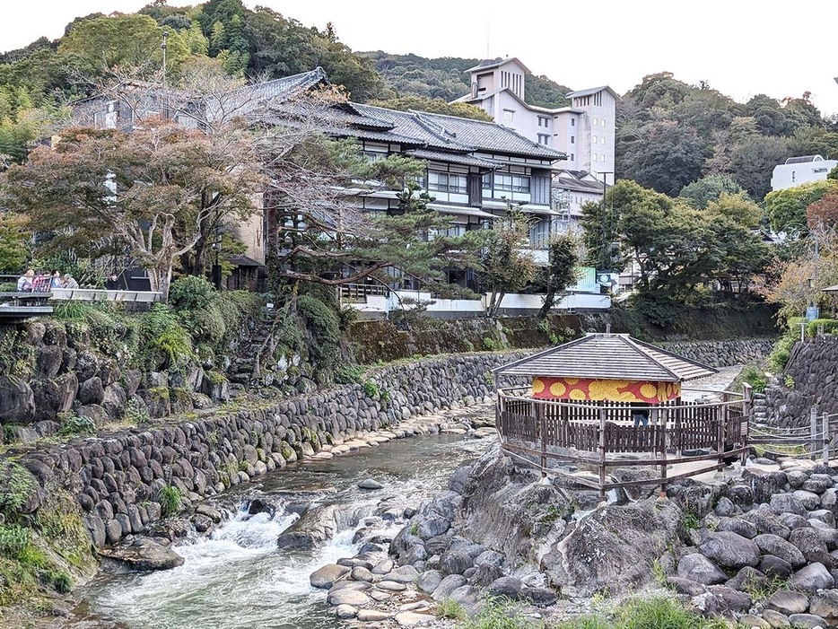 「独鈷の湯」（写真右下）。近くに足湯施設「足湯・湯河原」、「リバーサイドテラス杉の湯」（写真左上）など無料スポットも充実