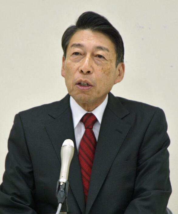 再選を目指し、福岡県知事選への立候補を正式に表明する服部誠太郎氏＝26日午前、県庁