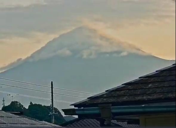 朝焼けの中の富士山