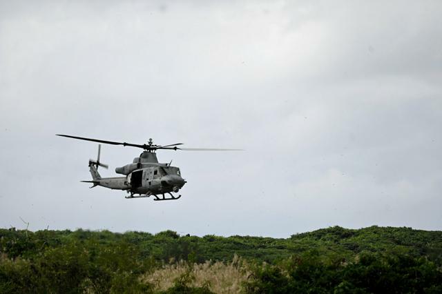 不時着現場から離陸する米軍ヘリコプターUH1=2024年11月15日午後1時、沖縄県国頭村、小野太郎撮影