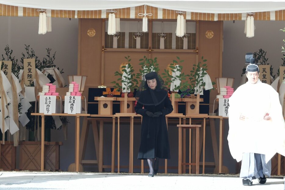 本葬にあたる「斂葬（れんそう）の儀」で、三笠宮妃百合子さまの祭壇に拝礼する喪主の彬子さま=2024年11月26日午前10時43分、東京都文京区の豊島岡墓地