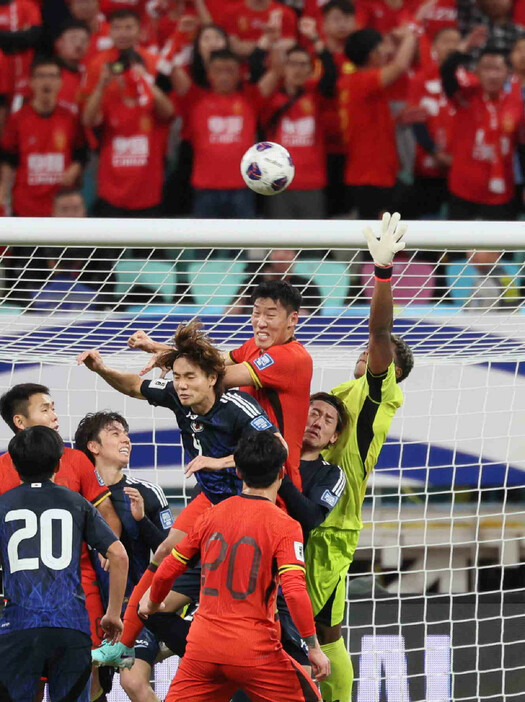 サッカーＷ杯予選。中国戦の後半、ゴール前で競り合う板倉（中央左）＝１９日、中国・アモイ