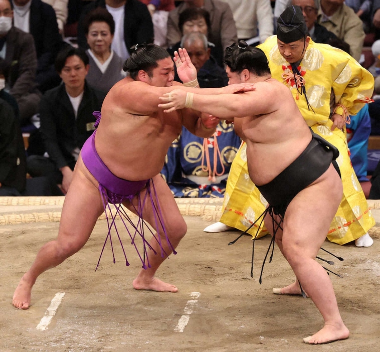 ＜大相撲九州場所10日目＞明生（右）と激しくぶつかる尊富士（撮影・椎名　航）