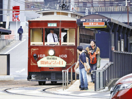 １６日に運行した１６８号電車（１６日午前１０時２６分、長崎市魚の町の市役所付近で）＝上山敬之撮影