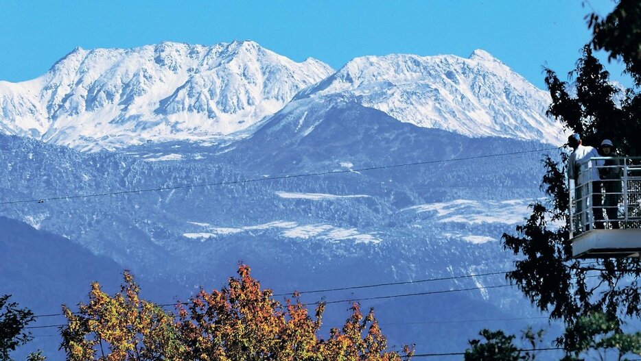 青空の下で雪化粧した立山連峰＝８日午後０時１５分ごろ、県総合運動公園から（石黒航大撮影）