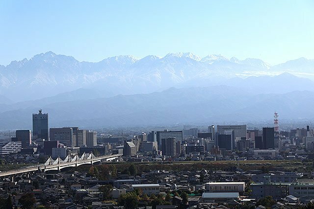 山頂がうっすらと白くなった立山連峰。８日、初冠雪が発表された＝８日午前１０時ごろ、呉羽山展望台から