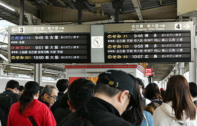 広島地方の大雨により運転を見合わせてごった返す東海道新幹線の新横浜駅＝24年11月2日午前10時26分 PHOTO: Yusuke KOHASE/Aviation Wire