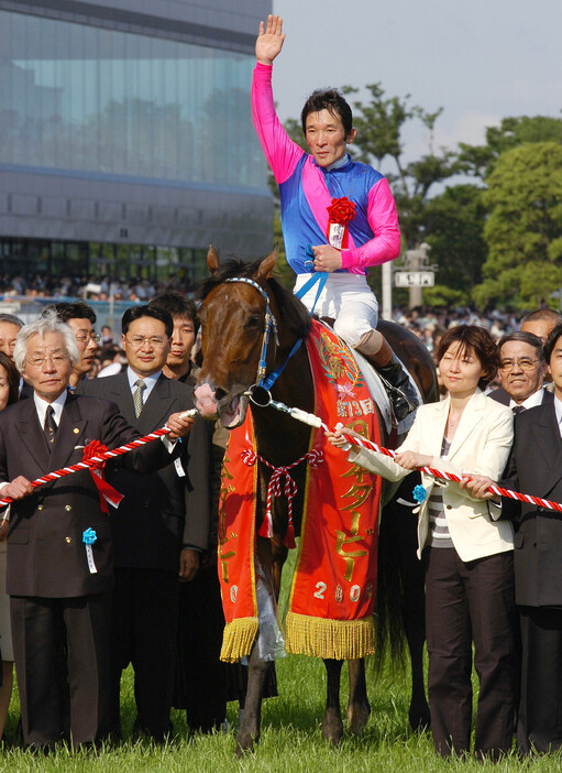 ２００６年の日本ダービーを制するなど、中央競馬のＧＩレースで４勝を挙げたメイショウサムソンが２６日に心不全で死んだ。２１歳だった＝０６年５月２８日撮影、東京競馬場