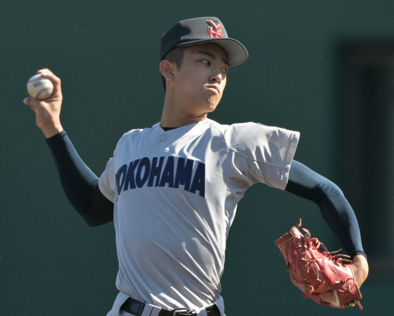 1年生ながら140キロ台後半の直球を持つ横浜の右腕・織田翔希＝横浜市のサーティーフォー保土ケ谷球場で2024年11月3日、渡部直樹撮影