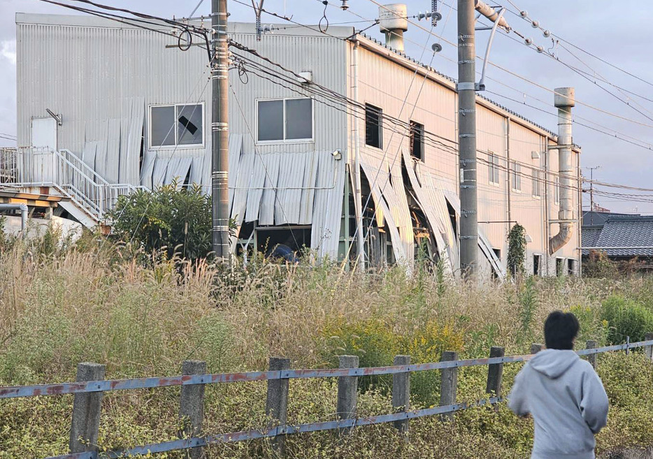 爆発があった愛知県高浜市二池町の瓦工場「鬼長」＝29日午後（近隣住民提供）