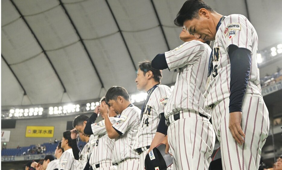 決勝で敗れ、うつむく井端監督（右端）ら日本代表