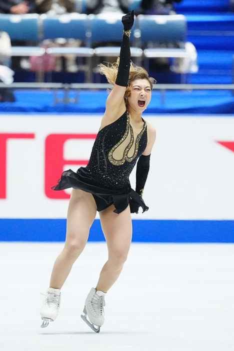 フリーのフィニッシュ後、喜びを爆発させた坂本花織【写真：荒川祐史】