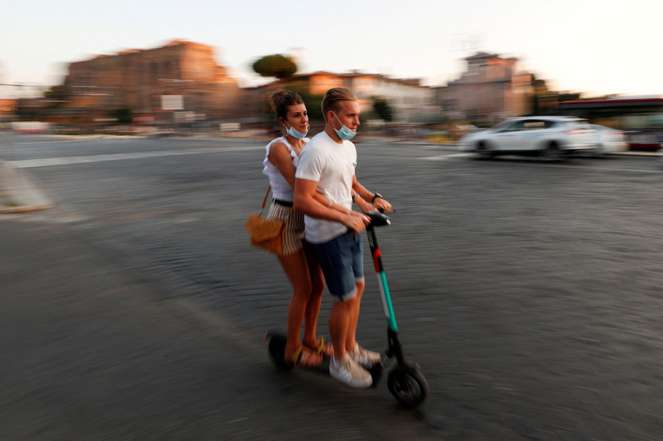 　イタリア議会は２０日、電動キックボードの運転者にヘルメット着用と保険加入を義務付け、無断駐車に対する罰金を強化する法案を承認した。ローマで２０２０年９月撮影（２０２４年　ロイター/Guglielmo Mangiapane）