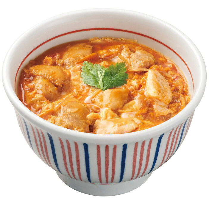 なか卯は２９日、「親子丼」や「和風カレー」など全体の約半数の商品を１２月４日午前１１時から値上げすると発表。「親子丼（ごはん大盛）」（写真）は５２０円から５４０円になる＝ゼンショーホールディングス提供